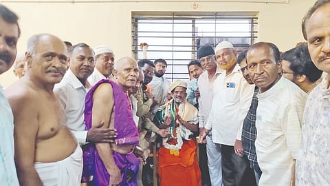 ಕೆರೂರ ಪಟ್ಟಣಕ್ಕೆ ಆಗಮಿಸಿದ ಉಡುಪಿ ಪೇಜಾವರಮಠದ ಪೀಠಾಽಪತಿ ವಿಶ್ವ ಪ್ರಸನ್ನತೀರ್ಥ ಸ್ವಾಮೀಜಿ ಅವರಿಗೆ ಹಿಂದೂ-ಮುಸ್ಲಿಂ  ಸಮಾಜದ ಮುಖಂಡರು ಗೌರವ ನಮನ ಸಲ್ಲಿಸಿದರು. ಪ್ರಾಣೇಶ ಆಚಾರ್ಯ ಕೆರೂರ, ರಂಗನಾಥ ದೇಸಾಯಿ, ಕೃಷಿ ಪತ್ತಿನ ಸಹಕಾರ ಸಂಘದ ಉಪಾಧ್ಯಕ್ಷ ಬದ್ರುದ್ದೀನಮುಲ್ಲಾ, ಉಸ್ಮಾನಸಾಬಮುಲ್ಲಾ, ಅಹಮ್ಮದಲಿ ಕುಡಚಿ, ಬುಡ್ಡೆಸಾ ಬಡೋಲಿಕಟ್ಟಿ, ಶೌಕತಲಿ ಕುಡಚಿ ಇತರರಿದ್ದರು.