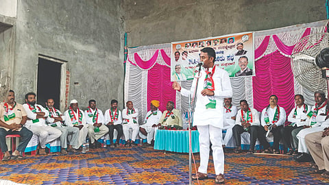  ಕೆರೂರದ ಕಿಲ್ಲಾಪೇಟೆಯ ಶಾದಿ ಮಹಲ್‌ನಲ್ಲಿ ನಡೆದ ಎಸ್‌ಐಆರ್ ಜಾಗತಿ ಸಭೆಯಲ್ಲಿ ಶಾಸಕ ಭೀಮಸೇನ ಚಿಮ್ಮನಕಟ್ಟಿ ಮಾತನಾಡಿದರು. ಜಿಲ್ಲಾ ಪಂಚಾಯಿತಿ ಮಾಜಿ ಸದಸ್ಯ ಡಾ. ಎಂ.ಜಿ. ಕಿತ್ತಲಿ, ಮುಖಂಡರಾದ ಆನಂದ ದೊಡಮನಿ, ಶೌಕತಲಿ ವಾಚಮೇಕರ್, ಸದಾನಂದ ಮದಿ, ಪರಸಪ್ಪಜ್ಜ ಚೂರಿ, ಮೋದಿನಸಾಬ ದೊಡಕಟ್ಟಿ ಇತರರಿದ್ದರು. 