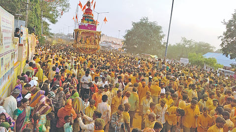 ಕೆರೂರ ಪಟ್ಟಣದ ಗ್ರಾಮ ದೇವತೆಗಳಾದದ್ಯಾಮ್ಮವ್ವಾ ಹಾಗೂ ದುರ್ಗಮ್ಮ ದೇವಿಯ ರಥೋತ್ಸವ ಬುಧವಾರ ಸಂಜೆ ಸಾವಿರಾರು ಭಕ್ತರ ಸಮ್ಮುಖದಲ್ಲಿ ವಿಜೃಂಭಣೆಯಿಂದ ಜರಗಿತು.