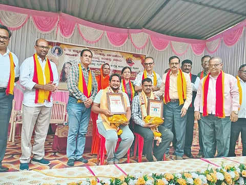 ಕೆರೂರ ಸಮೀಪದ ಯಂಡಿಗೇರಿ ಗ್ರಾಮದಲ್ಲಿ ನಡೆದ ಪುಸ್ತಕ ದತ್ತಿ ಪ್ರದಾನ ಸಮಾರಂಭವನ್ನು ಸಾಹಿತಿಗಳು ಹಾಗೂ ಗಣ್ಯರು ಉದ್ಘಾಟಿಸಿದರು. ಸಾಹಿತಿ ಮನು ಬಳಿಗಾರ, ಜಿಲ್ಲಾ ಕನ್ನಡ ಸಾಹಿತ್ಯ ಪರಿಷತ್ತಿನ ಅಧ್ಯಕ್ಷ ಶಿವಾನಂದ ಶೆಲ್ಲಿಕೇರಿ, ನಿವತ್ತ ಕೆಎಎಸ್ ಅಧಿಕಾರಿ ಎಚ್.ಪಿ. ಶೆಲ್ಲಿಕೇರಿ ಮತ್ತಿತರರಿದ್ದರು.