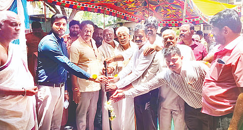 ಬೆಳಗೊಳ ಗ್ರಾಮದಲ್ಲಿ ಸೆಸ್ಕ್ ಉಪ ಶಾಖೆ ಕಚೇರಿ ನಿರ್ಮಾಣ ಕಾಮಗಾರಿಗೆ ಶಾಸಕ ರಮೇಶ ಬಂಡಿಸಿದ್ದೇಗೌಡ ಶುಕ್ರವಾರ ಚಾಲನೆ ನೀಡಿದರು. ಸೆಸ್ಕ್ ಕಾರ್ಯಪಾಲಕ ಇಂಜಿನಿಯರ್  ಮಂಜುನಾಥ ಪ್ರಸಾದ್, ಎಇ ಸಂಪತ್ ಕುಮಾರ, ಪಿಡಿಒ ಕುಳ್ಳೇಗೌಡ, ಡೇರಿ ಅಧ್ಯಕ್ಷ ಯತೀಶ್‌ಇತರರು ಇದ್ದರು. 