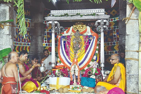 ನಂಜನಗೂಡಿನಲ್ಲಿ ಗಿರಿಜಾ ಕಲ್ಯಾಣ ಮಹೋತ್ಸವದಲ್ಲಿ ಶ್ರೀ ಪಾರ್ವತಿ ಸಮೇತ ಶ್ರೀ ಕಂಠೇಶ್ವರಸ್ವಾಮಿ ಉತ್ಸವಮೂರ್ತಿ ಮೆರವಣಿಗೆ ನಡೆಸಲಾಯಿತು.