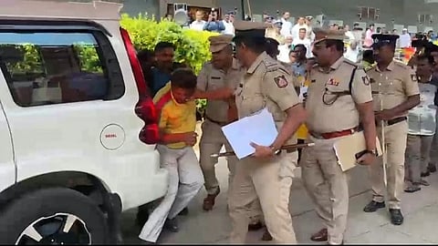 ಸೋಮಸುಂದರ್​ ಫೇಸ್ ಬುಕ್ ಲೈವ್​ ಮಾಡುತ್ತಿದ್ದನ್ನು ತಡೆದ ಪೊಲೀಸರು ಹೊರಗಡೆ ಎಳೆದೊಯ್ಯದು ವಶಕ್ಕೆ ಪಡೆದರು.