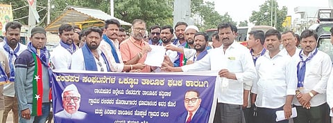 ಕಾರಟಗಿಯಲ್ಲಿ ಗ್ರೇಡ್-2 ತಹಸೀಲ್ದಾರ್‌ಗೆ ದಲಿತಪರ ಸಂಘಟನೆಗಳ ಒಕ್ಕೂಟ ಮನವಿ ಸಲ್ಲಿಸಿತು. ಪ್ರಮುಖರಾದ ಯಲ್ಲಪ್ಪ ಕಟ್ಟಿಮನಿ, ಜಮದಗ್ನಿ ಚೌಡಕಿ, ಹುಲ್ಲೇಶ ತೊಂಡಿಹಾಳ, ದೇವರಾಜ ಉಳೇನೂರು, ಅಜ್ಮೀರ್ ಸಿಂಗಾಪು ಇತರರಿದ್ದರು.