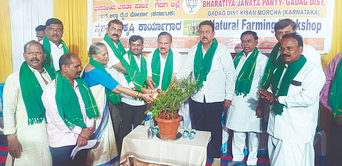 ಶಿರಹಟ್ಟಿ ತಾಲೂಕಿನ ಕಡಕೋಳ ಗ್ರಾಮದ ದೇವರಡ್ಡಿ ಅಗಸನಕೊಪ್ಪ ಕೃಷಿ ಆಶ್ರಮದಲ್ಲಿ ಹಮ್ಮಿಕೊಂಡಿದ್ದ ನೈಸರ್ಗಿಕ ಕೃಷಿ ಕಾರ್ಯಾಗಾರವನ್ನು ಮಾಜಿ ಸಿಎಂ ಡಿ.ವಿ. ಸದಾನಂದಗೌಡ ಉದ್ಘಾಟಿಸಿದರು. ಎಸ್.ವಿ. ಸಂಕನೂರ, ರಾಜು ಕುರಡಗಿ, ಡಿ.ವೈ. ಹುನಗುಂದ, ಸುನೀಲ್ ಮಹಾಂತಶೆಟ್ಟರ ಇತರರು ಇದ್ದರು.