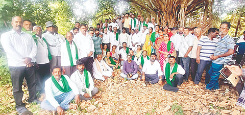 ಡಿ.ಹಲಸಹಳ್ಳಿ ಸಮೀಪ ಆಯೋಜಿಸಿದ್ದ ಮಾಸಿಕ ಸಭೆಯಲ್ಲಿ ಕೃಷಿಕ ಶಿವಕುಮಾರ್ ಸಾವಯವ ವ್ಯವಸಾಯದ ಕುರಿತು ಮಾಹಿತಿ ನೀಡಿದರು.