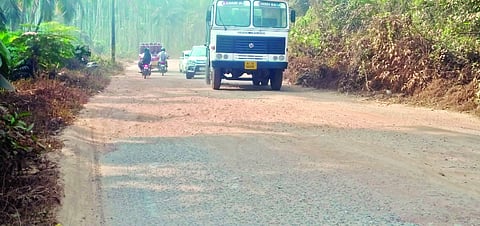 ಚೆರ್ಕಳ- ಕಲ್ಲಡ್ಕ ನಡುವಿನ ಪಳ್ಳತ್ತಡ್ಕದಲ್ಲಿ ರಸ್ತೆ ಶಿಥಿಲಗೊಂಡಿರುವುದು.