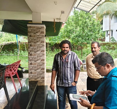 ಜಿಲ್ಲೆಯ ಪ್ರಿನ್ಸಿಪಲ್ ಸೆನ್ಸಸ್ ಆಫೀಸರ್ ಆಗಿರುವ ಎಡಿಎಂ ಪಿ.ಉದಯಕುಮಾರ್ ನೇತೃತ್ವದಲ್ಲಿ ಗಣತಿದಾರರು ಮನೆಗಳಿಗೆ ಭೇಟಿ ನೀಡಿ ಮಾಹಿತಿ ಸಂಗ್ರಹಿಸಿದರು.  