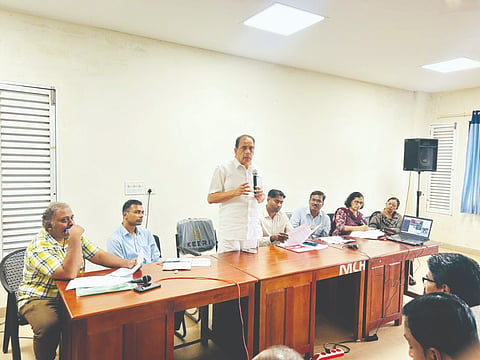  ಕಾಸರಗೋಡು ವೈದ್ಯಕೀಯ ಕಾಲೇಜು ಆಸ್ಪತ್ರೆಯ ಕಾಮಗಾರಿ ಮಾಸಿಕ ಪ್ರಗತಿ ಪರಿಶೀಲನಾ ಸಭೆಯಲ್ಲಿ ಶಾಸಕ ಕಲ್ಲಟ್ರ ಮಾಹಿನ್ ಮಾತನಾಡಿದರು. ಜಿಲ್ಲಾಧಿಕಾರಿ ಅರ್ಜುನ್ ಪಾಂಡಿಯನ್, ಪ್ರಾಂಶುಪಾಲ ಎ.ಅರುಣ್‌ಕುಮಾರ್ ಇತರರು ಇದ್ದರು.  
