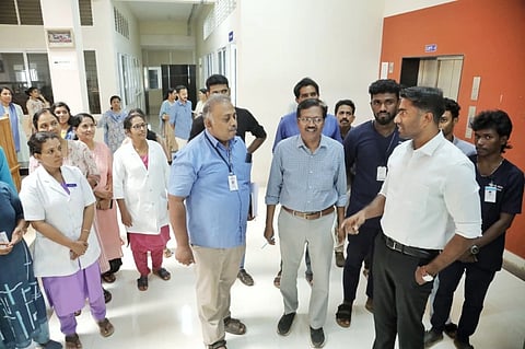 ಕಾಸರಗೋಡು ಜಿಲ್ಲಾಧಿಕಾರಿ ಅರ್ಜುನ್ ಪಾಂಡಿಯನ್ ಉಕ್ಕಿನಡ್ಕದಲ್ಲಿರುವ ವೈದ್ಯಕೀಯ ಕಾಲೇಜು ಆಸ್ಪತ್ರೆಗೆ ಭೇಟಿ ನೀಡಿ ಆಸ್ಪತ್ರೆ ಕಾಮಗಾರಿ ಪರಿಶೀಲಿಸಿದರು. 
