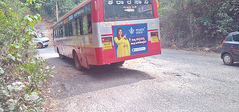  ಚೆರ್ಕಳ-ಕಲ್ಲಡ್ಕ ಅಂತಾರಾಜ್ಯ ಸಂಪರ್ಕದ ರಸ್ತೆ ಪಳ್ಳತ್ತಡ್ಕ ಪ್ರದೇಶದಲ್ಲಿ ಹೊಂಡಬಿದ್ದು, ಸಂಚಾರ ದುಸ್ತರವಾಗಿದೆ.