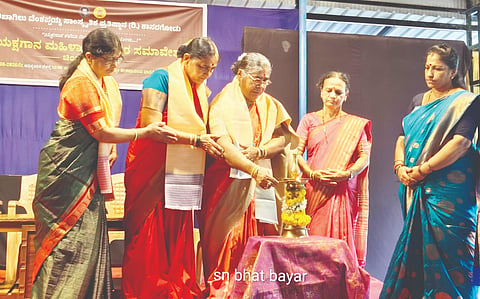  ಯಕ್ಷಗಾನ ಮಹಿಳಾ ಕಲಾವಿದರ ಸಮಾವೇಶವನ್ನು ಶಕುಂತಳಾ ರಮಾನಂದ ಭಟ್ ಉದ್ಘಾಟಿಸಿದರು. ವಿಶ್ರಾಂತ ಪ್ರಾಧ್ಯಾಪಕಿ ಜಯಲಕ್ಷ್ಮೀ ಕಾರಂತ ಮಂಗಲ್ಪಾಡಿ, ನಿರ್ಮಲಾ ಹೆಗಡೆ ಶಿರಸಿ, ಜಯಲಕ್ಷ್ಮೀ ಆರ್.ಹೊಳ್ಳ ಕಯ್ಯರು ಉಪಸ್ಥಿತರಿದ್ದರು.  