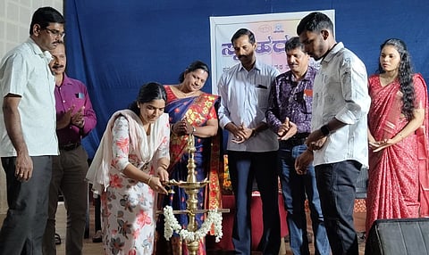  ಕಾಸರಗೋಡು ಸರ್ಕಾರಿ ಕಾಲೇಜಿನಲ್ಲಿ ಸ್ನೇಹರಂಗದ ವಾರ್ಷಿಕ ಚಟುವಟಿಕೆಗಳನ್ನು ಕಾಲೇಜು ಉಪಪ್ರಾಂಶುಪಾಲೆ ಡಾ.ಮಿನಿ ಉದ್ಘಾಟಿಸಿದರು. ವಿಶಾಲಾಕ್ಷ ಪುತ್ರಕಳ, ಸುಜಾತಾ ಎಸ್. ಮೊದಲಾದವರಿದ್ದರು.