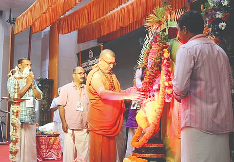  ಬಾಲಗೋಕುಲಂ ಉತ್ತರ ಕೇರಳ ರಾಜ್ಯ ವಾರ್ಷಿಕ ಸಮ್ಮೇಳನ ಪ್ರಯುಕ್ತ ಕಾರ್ಯಕರ್ತರ ಅಭ್ಯಾಸವರ್ಗವನ್ನು ಎಡನೀರು ಶ್ರೀ ಸಚ್ಚಿದಾನಂದ ಭಾರತೀ ಸ್ವಾಮೀಜಿಗಳು ಶ್ರೀಕಷ್ಣನ ವಿಗ್ರಹಕ್ಕೆ ಹಾರಾರ್ಪಣೆ ನೆರವೇರಿಸಿ ಉದ್ಘಾಟಿಸಿದರು. ಎಂ.ರಾಧಾಕೃಷ್ಣನ್, ಎಂ.ಸತ್ಯನ್ ಇತರರಿದ್ದರು.  