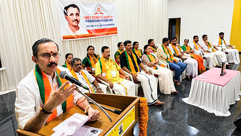  ಬಿಜೆಪಿ ರಾಜ್ಯ ಪ್ರಧಾನ ಕಾರ್ಯದರ್ಶಿ ಎಂ.ಟಿ.ರಮೇಶ್ ಮಂಡಲ ಪ್ರಶಿಕ್ಷಣ ಮಹಾ ಅಭಿಯಾನ ಉದ್ಘಾಟಿಸಿ ಮಾತನಾಡಿದರು. ಬಿಜೆಪಿ ಮಂಡಲ ಅಧ್ಯಕ್ಷ ಗುರುಪ್ರಸಾದ್ ಪ್ರಭು, ಬಿಜೆಪಿ ಕಾಸರಗೋಡು ಜಿಲ್ಲಾ ಸಮಿತಿ ಅಧ್ಯಕ್ಷೆ ಎಂ.ಎಲ್.ಅಶ್ವಿನಿ, ರಾಜ್ಯ ಸಮಿತಿ ಸದಸ್ಯೆ ಸವಿತಾ ಟೀಚರ್ ಮತ್ತಿತರರಿದ್ದರು.