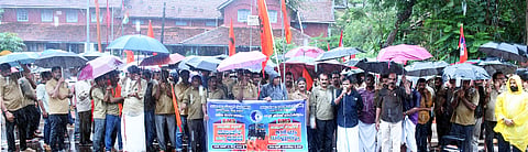  ವಿವಿಧ ಬೇಡಿಕೆ ಈಡೇರಿಸುವಂತೆ ಆಗ್ರಹಿಸಿ ಆಟೋರಿಕ್ಷಾ ಮಜ್ದೂರ್ ಸಂಘ(ಬಿಎಂಎಸ್) ವತಿಯಿಂದ ಧರಣಿ ನಡೆಯಿತು. ಭರತನ್ ಕಲ್ಯಾಣ್, ಶಿವರಾಮನ್ ಮೊದಲಾದವರಿದ್ದರು.  