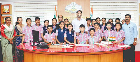 ‘ನಮಸ್ತೆ ಕಲೆಕ್ಟರ್’ ಕಾರ್ಯಕ್ರಮದಲ್ಲಿ ಭಾಗವಹಿಸಿದ್ದ ತಚ್ಚಂಗಾಡ್ ಜಿಎಚ್‌ಎಸ್‌ನ ವಿದ್ಯಾರ್ಥಿಗಳು. ಜಿಲ್ಲಾಧಿಕಾರಿ ಅರ್ಜುನ್ ಪಾಂಡಿಯನ್, ಶಿಕ್ಷಕರು ಇದ್ದರು.