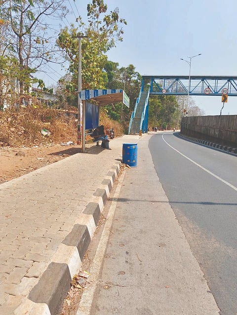 ತಲಪ್ಪಾಡಿ-ಚೆಂಗಳ ಹೆದ್ದಾರಿಯ ಸರ್ವೀಸ್ ರಸ್ತೆಯಲ್ಲಿ ನಿರ್ಮಿಸಿರುವ ಪ್ರಯಾಣಿಕರ ತಂಗುದಾಣದ ಮೇಲ್ಛಾವಣಿ ತೀರಾ ರಸ್ತೆ ಅಂಚಿಗೆ ಬಂದಿರುವುದು.