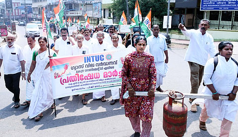 ಅಡುಗೆ ಅನಿಲ ಬೆಲೆಯೇರಿಕೆ ಖಂಡಿಸಿ ಐಎನ್‌ಟಿಯುಸಿ ವತಿಯಿಂದ ಪ್ರತಿಭಟನಾ ಮೆರವಣಿಗೆ ನಡೆಯಿತು.