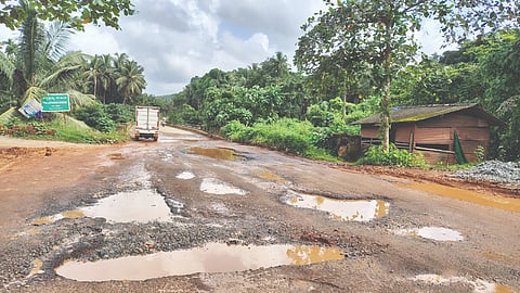 ಬೃಹತ್ ಹೊಂಡಗಳು ಸೃಷ್ಟಿಯಾಗಿರುವ ಪಳ್ಳತ್ತಡ್ಕ ಅಂತಾರಾಜ್ಯ ರಸ್ತೆಯ ಅವ್ಯವಸ್ಥೆ.