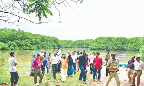  ಸಾಮಾಜಿಕ ಅರಣ್ಯ ಇಲಾಖೆಯ ನಗರ ಅರಣ್ಯಯೋಜನೆ ಅನ್ವಯ ಅಭಿವೃದ್ಧಿಪಡಿಸಲಾಗಿರುವ ಪಳ್ಳಂ ಕಾಂಡ್ಲಾ ನೆಡುತೋಪು ಪ್ರದೇಶಕ್ಕೆ ಜಿಲ್ಲಾಧಿಕಾರಿ ನೇತೃತ್ವದ ತಂಡದ ಭೇಟಿ ನೀಡಿತು.