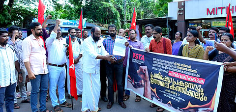 ಶಿಕ್ಷಕರ ವರ್ಗಾವಣೆ ಖಂಡಿಸಿ ಕೆಎಸ್‌ಟಿಎ ವತಿಯಿಂದ ಡಿಇಓ ಕಚೇರಿ ಎದುರು ಪ್ರತಿಭಟಿಸಲಾಯಿತು. ಪ್ರಮುಖರಾದ ರಾವನ್, ಕೆ.ಹರಿದಾಸ್, ಟಿ.ಪ್ರಕಾಶನ್ ಇತರರಿದ್ದರು.
