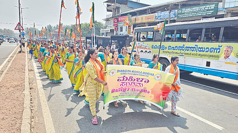  ಮಹಿಳಾ ಸಂಗಮ ಕಾರ್ಯಕ್ರಮ ಪ್ರಯುಕ್ತ ಕುಂಬಳೆ ಪಂಚಾಯಿತಿ ಸಮಿತಿ ವತಿಯಿಂದ ಮೆರವಣಿಗೆ ನಡೆಯಿತು. ಬಿಜೆಪಿ ಜಿಲ್ಲಾಧ್ಯಕ್ಷೆ ಎಂ.ಎಲ್.ಅಶ್ವಿನಿ, ಕೆ.ಎಸ್.ರಮಣಿ ಸಹಿತ ಪ್ರಮುಖರಿದ್ದರು.
