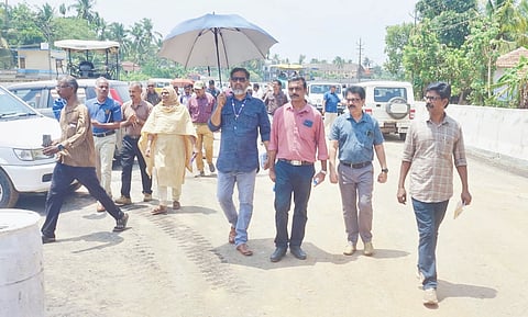 ರಾಷ್ಟ್ರೀಯ ಹೆದ್ದಾರಿ ಚೆರುವತ್ತೂರು- ಮುಟ್ಟಲಾಯಿಯಲ್ಲಿ ರಸ್ತೆಯಲ್ಲಿ ಕಾಣಿಸಿಕೊಂಡಿರುವ ಬಿರುಕಿನ ಬಗ್ಗೆ ಸಮಗ್ರ ಅಧ್ಯಯನ ನಡೆಸುವುದಕ್ಕಾಗಿ ಜಿಲ್ಲಾಧಿಕಾರಿ ನೇಮಿಸಿದ ಅಧಿಕಾರಿಗಳ ತಂಡ ಸ್ಥಳ ಪರಿಶೀಲನೆ ನಡೆಸಿತ್ತು.