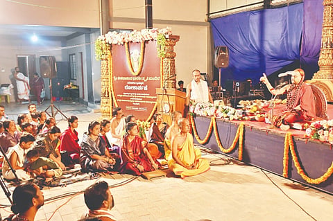 ಸಿರಿಬಾಗಿಲು ವೆಂಕಪ್ಪಯ್ಯ ಸಾಂಸತಿಕ ಪ್ರತಿಷ್ಠಾನದಲ್ಲಿ ಶ್ರೀ ಕೇಶವಾನಂದ ಭಾರತಿ ಯಕ್ಷಗಾನ ಪರ್ಫಾರ್ಮೆನ್ಸ್​ ಸಭಾಂಗಣವನ್ನು ಜಗದ್ಗುರು ಶ್ರೀ ಭಾರತೀ ತೀರ್ಥ ಸ್ವಾಮೀಜಿ ಲೋಕಾರ್ಪಣೆಗೊಳಿಸಿ ಆಶೀರ್ವಚನ ನೀಡಿದರು. ಕೃಷ್ಣದಾಸ ತಂತ್ರಿ, ಯೋಗೀಶ ಅಡಿಗ, ವಿನಯರಾಜ ಶೆಟ್ಟಿ, ಸುಜ್ಞಾನಿ ಶಾನುಭಾಗ್​ ಇತರರಿದ್ದರು.