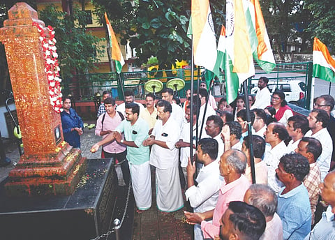  ಬಿಜೆಪಿ ಕಾಸರಗೋಡು ಮಂಡಲ ಸಮಿತಿ ಆಶ್ರಯದಲ್ಲಿ ಆಯೋಜಿಸಿದ್ದ ತಿರಂಗಾ ಯಾತ್ರೆ ಅಂಗವಾಗಿ ಲೆಫ್ಟಿನೆಂಟ್ ಕರ್ನಲ್ ಮೊಹಮ್ಮದ್ ಹಶೀಮ್ ಯುದ್ಧ ಸ್ಮಾರಕಕ್ಕೆ ಪುಷ್ಪಾರ್ಚನೆ ಸಲ್ಲಿಸಲಾಯಿತು. ಬಿಜೆಪಿ ಪ್ರಧಾನ ಕಾರ್ಯದರ್ಶಿ ಪಿ.ಆರ್.ಸುನೀಲ್, ಗುರುಪ್ರಸಾದ್ ಪ್ರಭು ಮತ್ತಿತರರು ಇದ್ದರು.