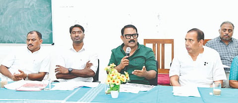  ಉಕ್ಕಿನಡ್ಕದ ವೈದ್ಯಕೀಯ ಕಾಲೇಜು ಆಸ್ಪತ್ರೆ ಅವಲೋಕನಾ ಸಭೆಯಲ್ಲಿ ಸಚಿವ ಕೆ.ಎಂ.ಶಾಜಿ ಮಾತನಾಡಿದರು. ಶಾಸಕ ಎ.ಕೆ.ಎಂ.ಅಶ್ರಫ್, ಕಾಸರಗೋಡು ಬ್ಲಾಕ್ ಪಂಚಾಯಿತಿ ಅಧ್ಯಕ್ಷ ಅಬ್ದುಲ್ಲಕುಞಿ, ವಿವಿಧ ಇಲಾಖೆ ಅಧಿಕಾರಿಗಳು ಉಪಸ್ಥಿತರಿದ್ದರು.