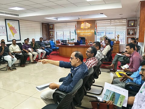 ಪ್ರಧಾನ ಮಂತ್ರಿ ಧನ್-ಧಾನ್ಯ ಕೃಷಿ ಯೋಜನೆಯ ಜಿಲ್ಲಾಮಟ್ಟದ ಪ್ರಗತಿ ಪರಿಶೀಲನಾ ಸಭೆ ಕಾಸರಗೋಡು ಜಿಲ್ಲಾಧಿಕಾರಿ ಚೇಂಬರ್‌ನಲ್ಲಿ ಜರುಗಿತು. ಕೆ.ಇನ್ಬಾಶೇಖರ್, ಟಿ.ರಾಜೇಶ್, ರಾಘವೇಂದ್ರ, ಎನ್.ಕೆ.ಸಂತೋಷ್ ಮತ್ತಿತರರಿರು.  