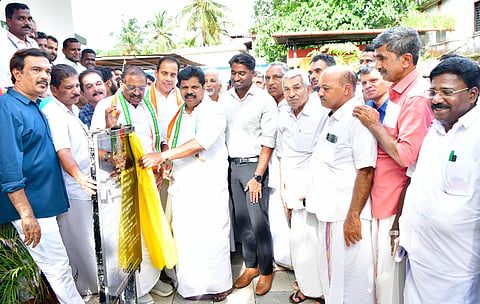  ಚೆಂಗಳ ಸ್ಮಾರ್ಟ್ ಗ್ರಾವಾಧಿಕಾರಿ ಕಚೇರಿ ಕಟ್ಟಡವನ್ನು ಸಚಿವ ಎ.ಪಿ.ಅನಿಲ್‌ಕುವಾರ್ ಉದ್ಘಾಟಿಸಿದರು. ಶಾಸಕ ಕಲ್ಲಟ್ರ ವಾಹಿನ್, ಸಂಸದ ರಾಜಮೋಹನ್ ಉಣ್ಣಿತ್ತಾನ್, ಜಿಲ್ಲಾಧಿಕಾರಿ ಅರ್ಜುನ್ ಪಾಂಡಿಯನ್ ಇತರರಿದ್ದರು.