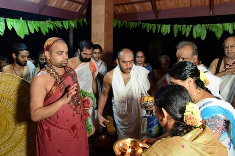 ಜಗದ್ಗುರು ಶ್ರೀ ವಿಧುಶೇಖರ ಭಾರತೀ ಶ್ರೀಪಾದರನ್ನು ನೆಲ್ಲಿಕುಂಜೆ ಶ್ರೀ ವಿಷ್ಣುಮೂರ್ತಿ ಕ್ಷೇತ್ರ ವತಿಯಿಂದ ಪೂರ್ಣಕುಂಭ ಸ್ವಾಗತದೊಂದಿಗೆ ಬರಮಾಡಿಕೊಳ್ಳಲಾಯಿತು. 