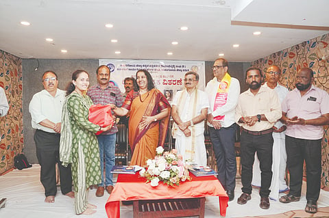 ಶಾಲಾ ಮಕ್ಕಳಿಗೆ ಶಾಲೆಟ್ ಪಿಂಟೋ ಪುಸ್ತಕ ವಿತರಿಸಿದರು. ರವಿ ನಾಯ್ಕಾಪು, ಪ್ರದೀಪ್‌ಕುಮಾರ್ ಕಲ್ಕೂರ ಮೊದಲಾದವರಿದ್ದರು.   