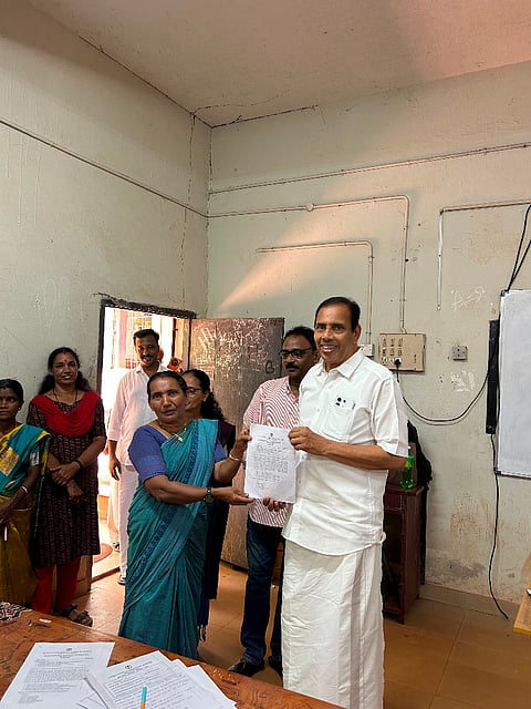  ಕಾಸರಗೋಡಿನ ಪರೀಕ್ಷಾ ಕೇಂದ್ರಗಳಿಗೆ ಭೇಟಿ ನೀಡಿದ ಶಾಸಕ ಕಲ್ಲಟ್ರ ವಾಹಿನ್ ಪರಿಕ್ಷಾರ್ಥಿಗೆ ಪ್ರಶ್ನೆಪತ್ರಿಕೆ ವಿತರಿಸಿದರು. 