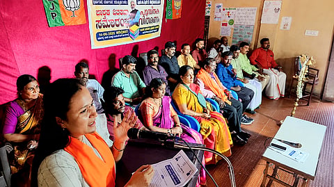  ಮಧೂರು ಪಂಚಾಯಿತಿ ಸಮಿತಿ ಆಯೋಜಿಸಿದ್ದ ಪುಸ್ತಕ ವಿತರಣೆ ಸಮಾರಂಭವನ್ನು ಎಂ.ಎಲ್.ಅಶ್ವಿನಿ ಉದ್ಘಾಟಿಸಿ ವಾತನಾಡಿದರು. ಮೋಹನನ್, ರಾಮಪ್ಪ ಮಂಜೇಶ್ವರ, ಸುಜ್ಞಾನಿ ಶಾನುಭಾಗ್, ಭಾನುಪ್ರಕಾಶ್ ಇತರರಿದ್ದರು.