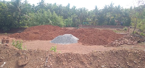 ಬೆದ್ರಂಪಳ್ಳ ಮದಗಕ್ಕೆ ನೀರು ಹರಿದುಬರುವ ಪ್ರದೇಶದಲ್ಲಿ ಭಾರಿ ಪ್ರಮಾಣದಲ್ಲಿ ಮಣ್ಣು, ಜಲ್ಲಿ ಸುರಿಯಲಾಗಿರುವುದು.