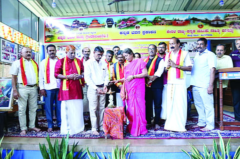 ಕೋಲಾರ- ಕಾಸರಗೋಡು ಗಡಿನಾಡು ಕನ್ನಡ ರಾಜ್ಯೋತ್ಸವ ಸಂಭ್ರಮವನ್ನು ಕನ್ನಡಭವನದ ಸಂಸ್ಥಾಪಕ ಡಾ.ವಾಮನ ರಾವ್ ಬೇಕಲ್- ಸಂಧ್ಯಾರಾಣಿ ಉದ್ಘಾಟಿಸಿದರು. 
