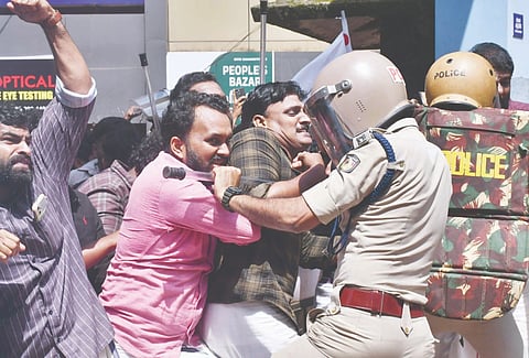  ಬಾಲಕನ ಸಾವಿನ ಬಗ್ಗೆ ಸಮಗ್ರ ತನಿಖೆಗೆ ಆಗ್ರಹಿಸಿ ಜನರಲ್ ಆಸ್ಪತ್ರೆಗೆ ಮುತ್ತಿಗೆ ಹಾಕಿದ ಡಿವೈಎಫ್‌ಐ ಕಾರ್ಯಕರ್ತರನ್ನು ಲಾಠಿಪ್ರಹಾರ ನಡೆಸಿ ಪೊಲೀಸರು ಚದುರಿಸಿದರು.  