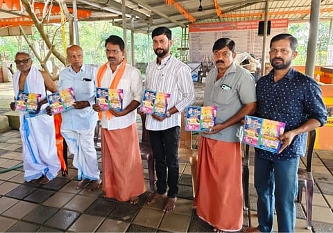 ‘ಕಸ ಮುಕ್ತ ಮನೆ ಸ್ವಯಂ ಘೋಷಣಾ ಪತ್ರ’ವನ್ನು ಗ್ರಾಮ ಪಂಚಾಯಿತಿ ಅಧ್ಯಕ್ಷೆ ತ್ರಿವೇಣಿ ಪಲ್ಲತ್ತಾರು ಮತ್ತು ಪಿಟಿಒ ಸುರೇಶ್ ಜನಶಿಕ್ಷಣ ಟ್ರಸ್ಟ್‌ನ ನಿರ್ದೇಶಕರಾದ ಜಿಲ್ಲಾ ಸ್ವಚ್ಛತಾ ರಾಯಭಾರಿ ಶೀನ ಶೆಟ್ಟಿ ಅವರಿಗೆ ಹಸ್ತಾಂತರಿಸಿದರು. 