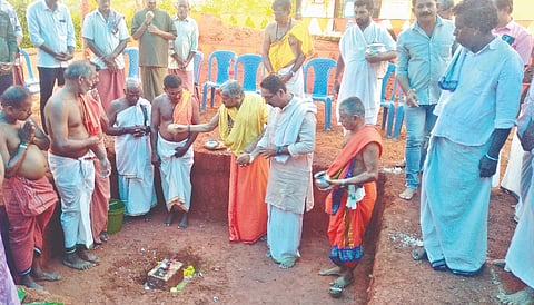  ಖಂಡಿಗೆ ಪೂಪಾಡಿಕಲ್ಲುವಿನಲ್ಲಿ ನೂತನ ಶ್ರೀಕೃಷ್ಣ ಮಂದಿರಕ್ಕೆ ಮಾಣಿಲ ಶ್ರೀ ಮೋಹನದಾಸ ಸ್ವಾಮೀಜಿ ಶಿಲಾನ್ಯಾಸ ನೆರವೇರಿಸಿದರು. ಸುಧೀರ್ ಕುಮಾರ್ ಶೆಟ್ಟಿ ಎಣ್ಮಕಜೆ, ಶುಳುವಾಲಮೂಲೆ ಶಿವಸುಬ್ರಹ್ಮಣ್ಯ ಭಟ್ ಮೊದಲಾದವರಿದ್ದರು.  