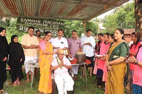  ವರ್ಷ ಋತು ಸಂಭ್ರಮ ಕಾರ್ಯಕ್ರಮದಲ್ಲಿ ಹಿರಿಯ ಬೇಸಾಯಗಾರ ವಾಸು ಶೆಟ್ಟಿ ಅವರನ್ನು ಸನ್ಮಾನಿಸಲಾಯಿತು. ಕುಸುವಾವತಿ ಬಿ, ಹರಿದಾಸ್ ಡಿ., ಸೋಮಶೇಖರ ಜೆ.ಎಸ್ ಇತರರಿದ್ದರು.