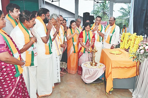  ಪಂಡಿತ್ ದೀನ್ ದಯಾಳ್ ಉಪಾಧ್ಯಾಯ ಪ್ರಶಿಕ್ಷಣ್ ಶಿಬಿರವನ್ನು ನವ್ಯಾಹರಿದಾಸ್ ಉದ್ಘಾಟಿಸಿದರು. ಬಿಜೆಪಿ ಕುಂಬಳೆ ಮಂಡಲದ ಉಪಾಧ್ಯಕ್ಷ ವಿಕ್ರಮ್ ಪೈ, ಬಿಜೆಪಿ ಜಿಲ್ಲಾಧ್ಯಕ್ಷೆ ಎಂ.ಎಲ್.ಅಶ್ವಿನಿ ಮೊದಲಾದವರಿದ್ದರು.
