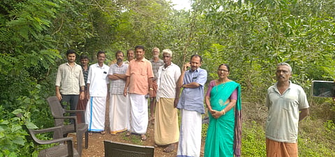 ಕೇರಳ ಭಾಗದಲ್ಲಿ ಸರ್ವೇ ಕಾರ್ಯ ನಡೆಸಿದ ಬಂಟ್ವಾಳದ ಲೋಕೋಪಯೋಗಿ ಇಲಾಖೆ ಅಧಿಕಾರಿಗಳು.  