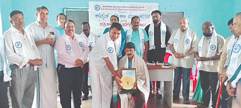  ನಾಯ್ಕಪುವಿನಲ್ಲಿ ನಡೆದ ಕನ್ನಡ ಪತ್ರಿಕಾ ದಿನಾಚರಣೆಯಲ್ಲಿ ಶ್ಯಾಮಪ್ರಸಾದ್ ನೀರ್ಚಾಲು ಅವರಿಗೆ ಪ್ರಶಸ್ತಿ ಪ್ರದಾನಿಸಲಾಯಿತು. ಡಾ.ಜಯಪ್ರಕಾಶ್ ನಾರಾಯಣ ತೊಟ್ಟೆತ್ತೋಡಿ, ಎ.ಆರ್ ಸುಬ್ಬಯ್ಯಕಟ್ಟೆ, ರವಿ ನಾಯ್ಕಾಪು, ಪೃಥ್ವಿರಾಜ್ ಶೆಟ್ಟಿ ಇತರರಿದ್ದರು.