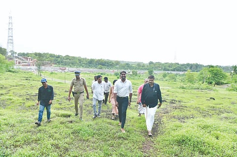  ಅಖಿಲ ಭಾರತ ವೈದ್ಯಕೀಯ ವಿಜ್ಞಾನ ಸಂಸ್ಥೆಗಾಗಿ ಪೆರಿಯಾದಲ್ಲಿ ಜಿಲ್ಲಾಧಿಕಾರಿ ನೇತೃತ್ವದ ತಂಡ ಸ್ಥಳಪರಿಶೀಲನೆ ನಡೆಸಿತು.  