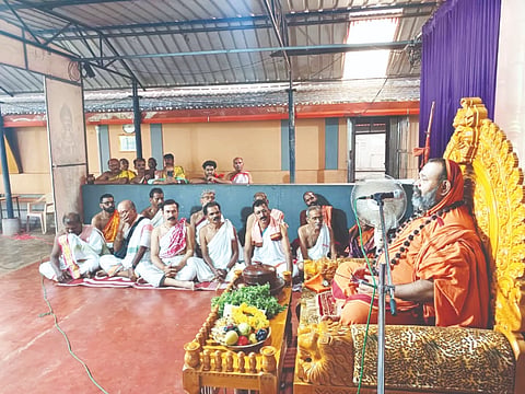  ಮಧೂರು ಶ್ರೀ ಕಾಳಿಕಾಂಬಾ ಮಠದಲ್ಲಿ ಆನೆಗುಂದಿ ಮಹಾಸಂಸ್ಥಾನ ಶ್ರೀ ಕಾಳಹಸ್ತೇಂದ್ರ ಸರಸ್ವತೀ ಮಹಾಸ್ವಾಮಿ ಆಶೀರ್ವಚನ ನೀಡಿದರು. ಎಂ.ಪುರುಷೋತ್ತಮ ಆಚಾರ್ಯ, ಲೋಕೇಶ್ ಎಂ.ಬಿ., ಗಣೇಶ ಆಚಾರ್ಯ ಮೊದಲಾದವರಿದ್ದರು.