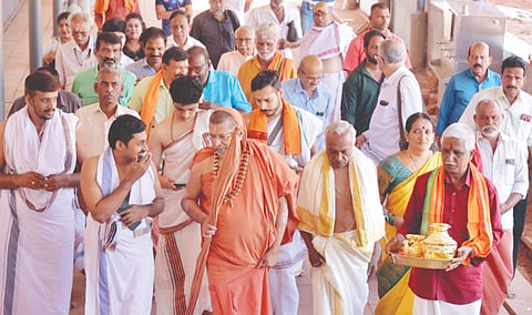  ಮಧೂರು ಶ್ರೀ ಮದನಂತೇಶ್ವರ ಸಿದ್ಧಿವಿನಾಯಕ ದೇವಸ್ಥಾನಕ್ಕೆ ಸಮರ್ಪಿಸಿದ ಚಿನ್ನದ ಕಲಶ ಮತ್ತು ಸ್ವರ್ಣದ ಕೈಬಟ್ಟಲನ್ನು ದೇವಸ್ಥಾನದಲ್ಲಿ ಪ್ರದಕ್ಷಿಣೆ ಮಾಡಲಾಯಿತು. ಎಡನೀರು ಮಠಾಧೀಶ ಶ್ರೀ ಸಚ್ಚಿದಾನಂದ ಭಾರತೀ ಶ್ರೀ, ತಂತ್ರಿ ಉಳಿಯತ್ತಾಯ ವಿಷ್ಣು ಅಸ್ರ ಇತರರು ಇದ್ದರು.  