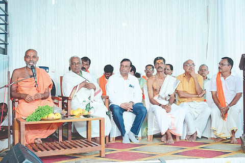  ಕೂಡ್ಲು ರಾಮದಾಸನಗರದ ಕಾಳ್ಯಾಂಗಾಡಿನಲ್ಲಿರುವ ಬಾರಿಕ್ಕಾಡು ಅಂಜಾರಿಲ್ಲಂ ತರವಾಡಿನಲ್ಲಿ ಕೊಂಡೆವೂರು ಶ್ರೀ ಆಶೀರ್ವಚನ ನೀಡಿದರು. ತಂತ್ರಿ ಉಳಿಯತ್ತಾಯ ವಿಷ್ಣು ಆಸ್ರ, ಜಗದೀಶ್ ಅತ್ತಾವರ ಮೊದಲಾದವರಿದ್ದರು.